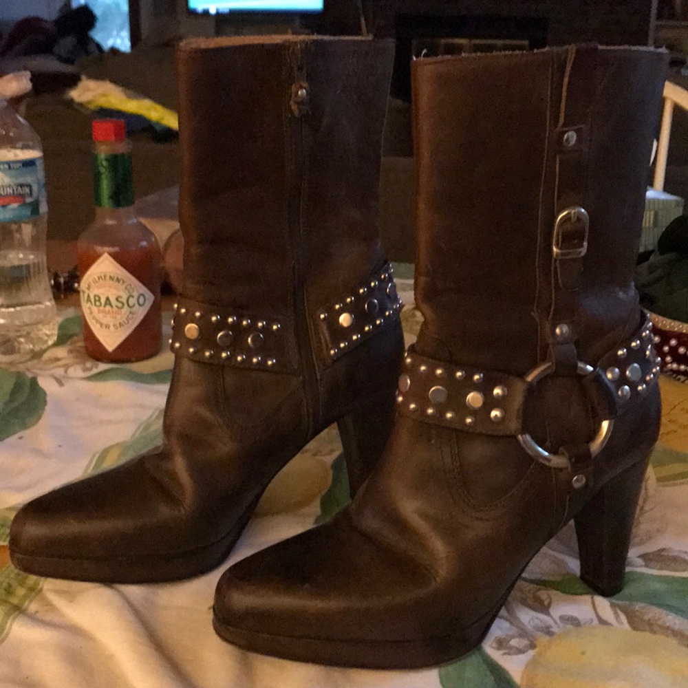 Frye women’s zip studded boots -Brown. 7M